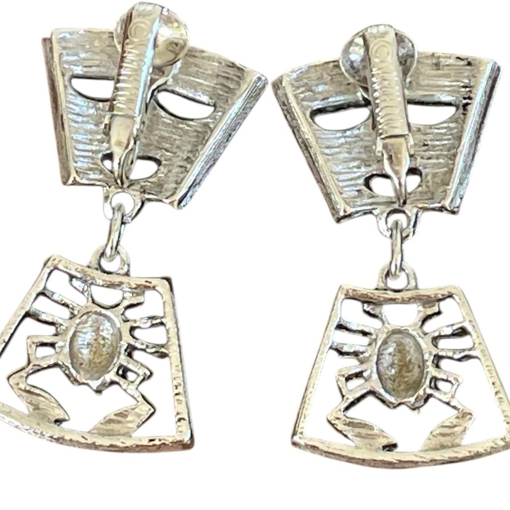 Sarah Coventry Talisman of Love, pendant w/ long chain and clip on earrings,1970 - Picture 13 of 14